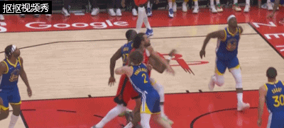 格林推倒阿门，阿门撞到巴特勒