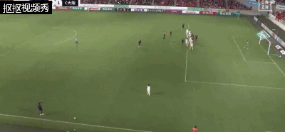 京都不死鸟右边路开出任意球前点头球擦柱而过