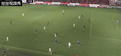 大阪樱花右路传中中路头球同样偏出球门