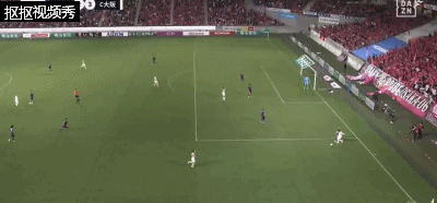 大阪樱花右路传中，中路球员射门被封挡出底线