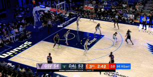 李月汝助攻佩奇快攻得分