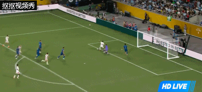 布努在已经失去重心倒地后用左手扑出了曼城的射门