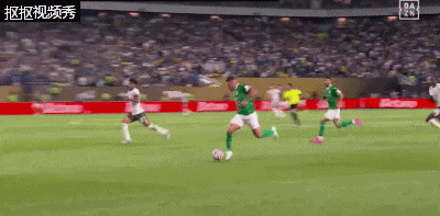 帕尔梅拉斯保利尼奥扣过防守球员后射门偏出远门柱