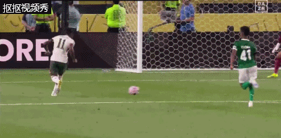 马杜埃凯打门被门将联合门柱扑出底线