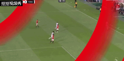 福冈黄蜂禁区前射门偏出球门