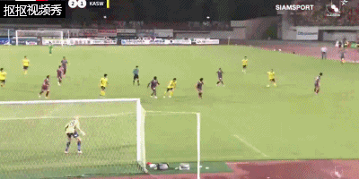柏太阳神边路传中，禁区内头球攻门偏出门柱