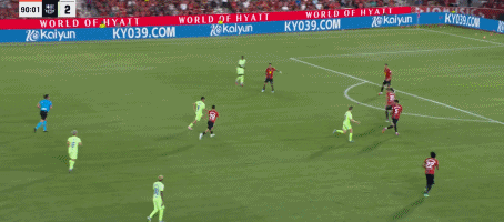 拉什福德带球在禁区内突破，人过球不过丢失球权