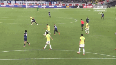 巴西后卫失误，南野拓实扳回一城，日本1-2巴西