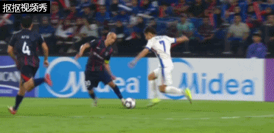 刚替补登场的徐皓阳禁区内被放倒，申花获得点球