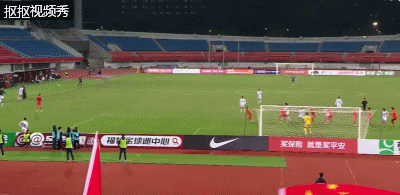 乌兹别克斯坦头球攻门击中门框，中国逃过一劫