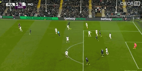 多库兜射折射破门，曼城5-1富勒姆