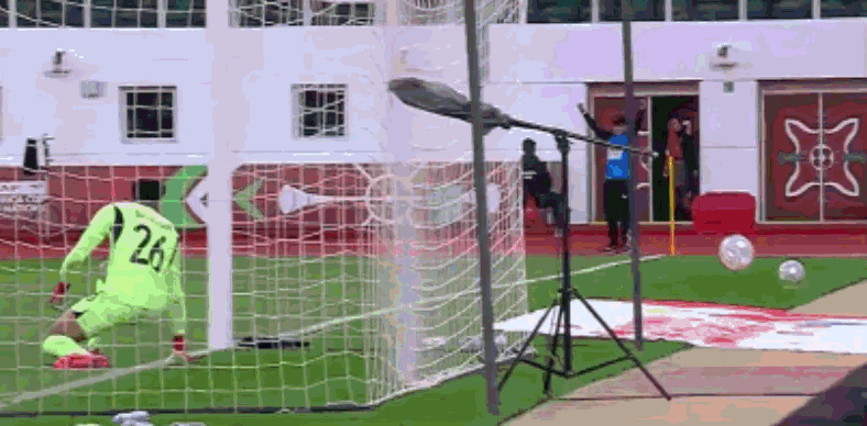 第54分钟，安哥拉弗雷迪任意球击中立柱弹出