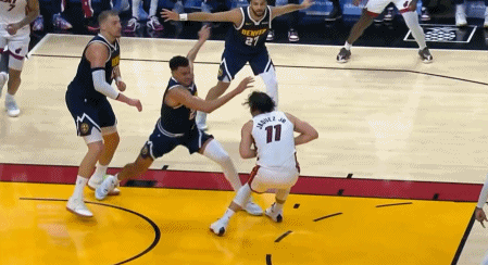 约基奇被踩到脚踝