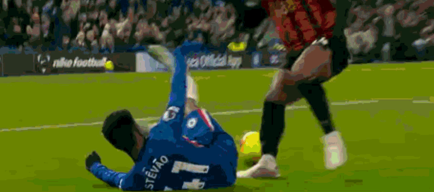 埃斯特旺禁区内被推倒制造点球