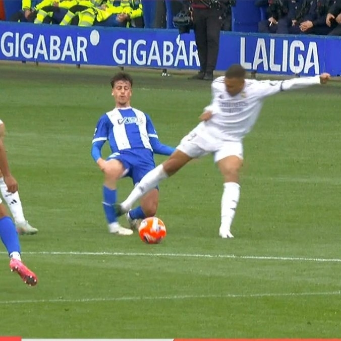 姆巴佩恶劣蹬踏