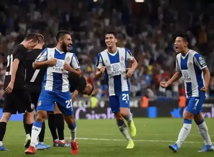 利雅得新月球场叫什么名字