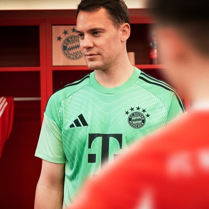 诺伊尔身穿守门员球衣