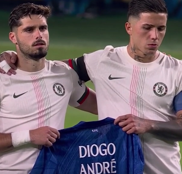 双方为迪奥戈若塔以及其弟弟安德烈席尔瓦默哀。