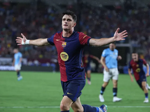 2024 年 7 月 30 日，代表巴塞罗那的保・维克托庆祝进球