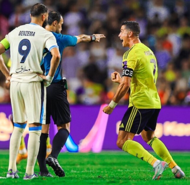 利雅得胜利晒C罗与本泽马同框照片