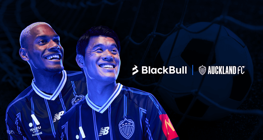 酒井宏树仍是球队领袖（右）