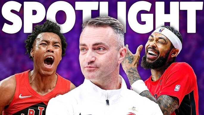 拉贾科维奇（中）