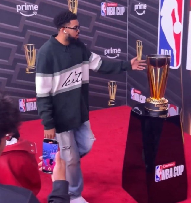 唐斯摸了下NBA杯