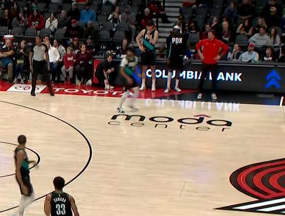 杨瀚森场边等出场